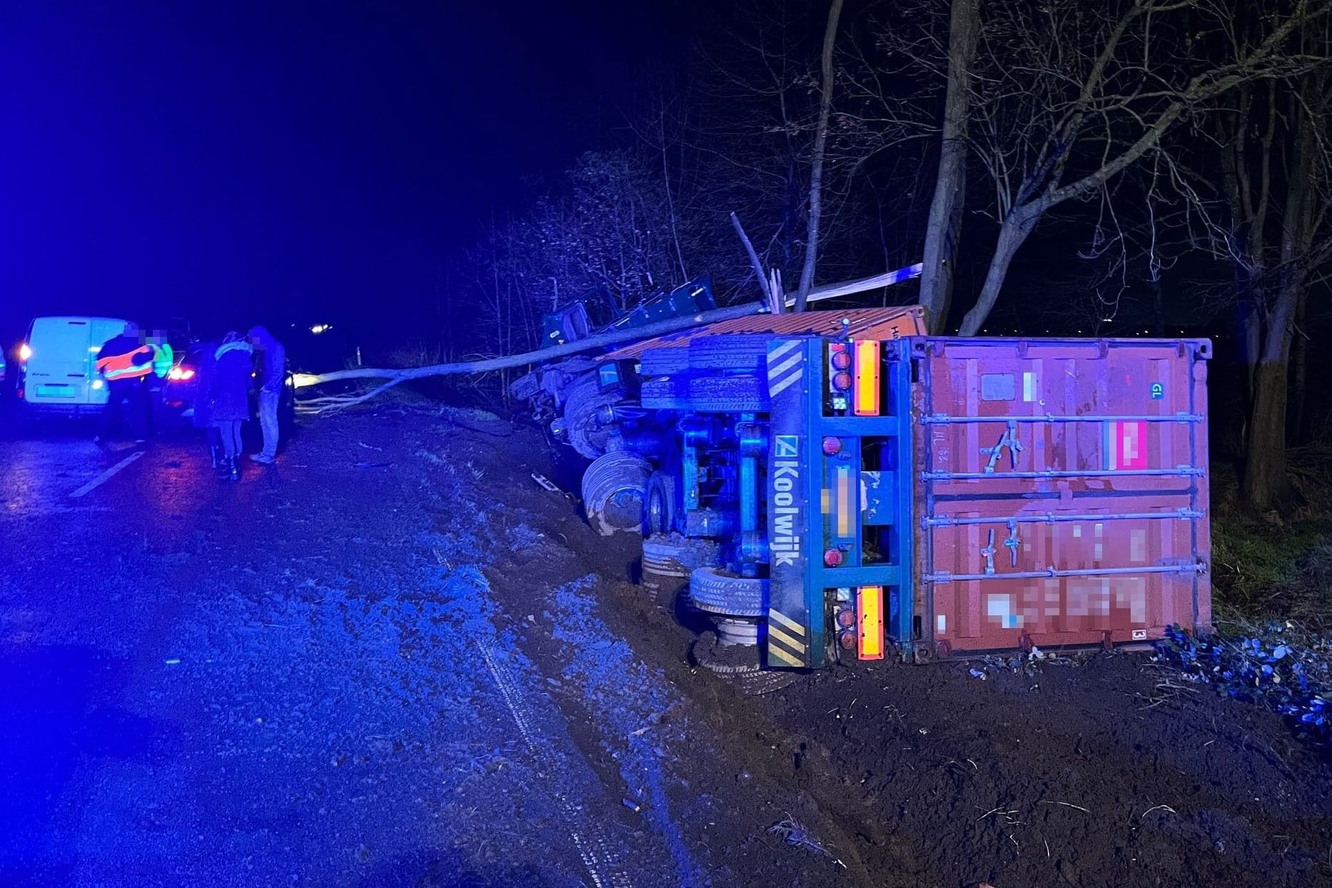 Ein Lkw ist am Dienstag von der Fahrbahn der B288 abgekommen und in einen Straßengraben gekippt. Die B288 war auch am Mittwoch noch nicht voll befahrbar.