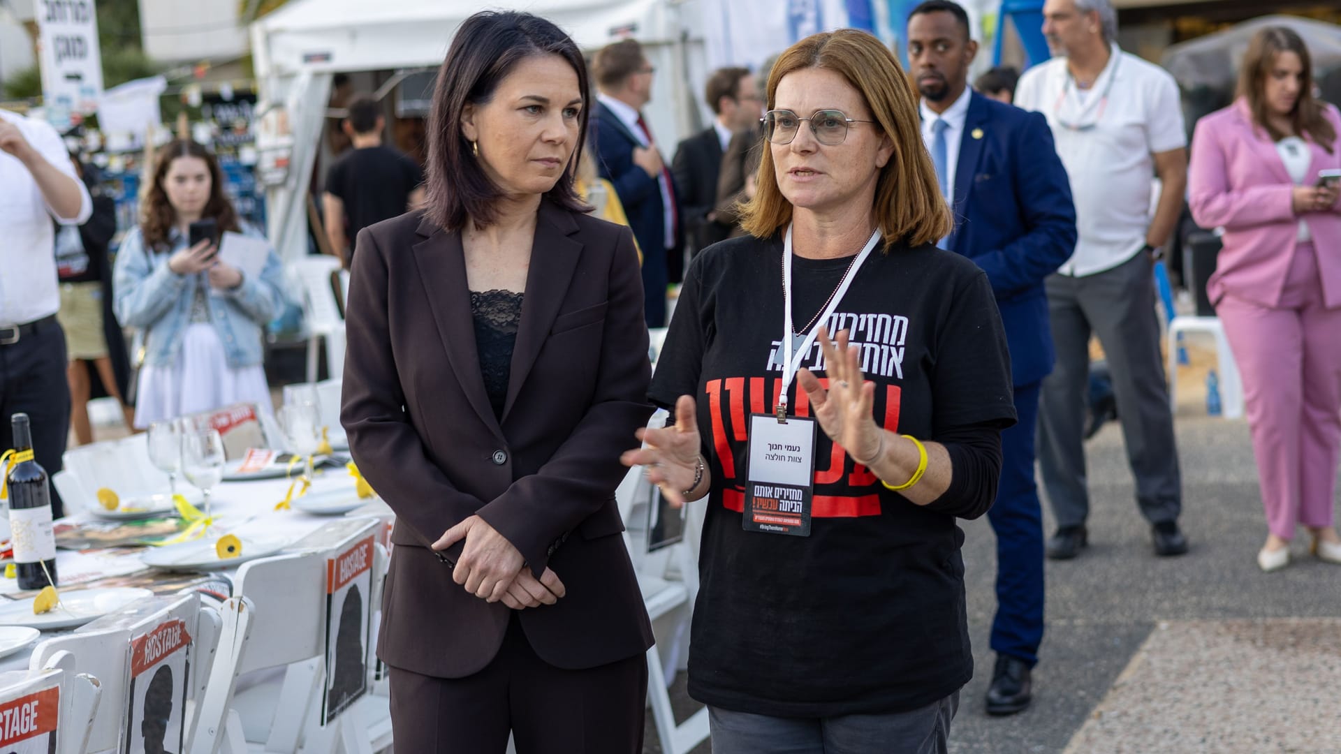 Letzte Station beim Israel-Besuch von Baerbock: Die deutsche Außenministerin spricht am "Platz der Geiseln" mit Menschen, deren Angehörigen am 7. Oktober von der Hamas verschleppt wurden.