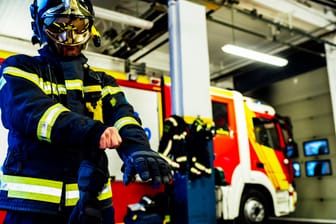Feuerwehrmann vor einem Einsatz (Symbolfoto): In Bremen musste die Feuerwehr am Abend schnell eingreifen.