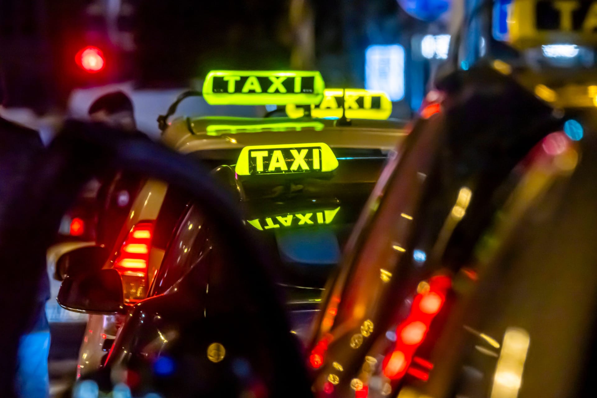 Taxis warten am Abend am Taxistand (Symbolfoto): Im Heidekreis wird gegen einen Mann ermittelt.