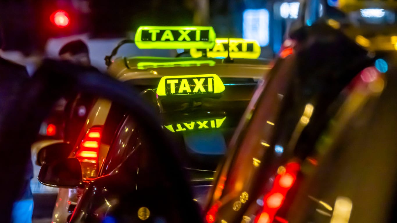 Taxis warten am Abend am Taxistand (Symbolfoto): Im Heidekreis wird gegen einen Mann ermittelt.