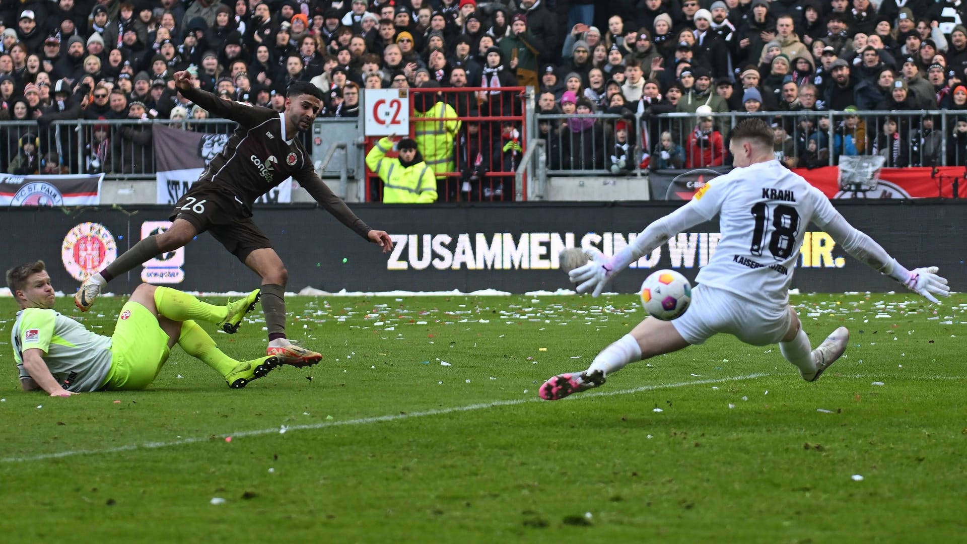 Elias Saad schlägt zu: 1:0 für den FC St. Pauli.