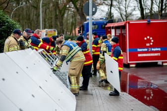 Einsatzkräfte der Feuerwehr stellen einen mobilen Deich im Stadtteil Bümmerstede auf. Zahlreiche Helfer sind in der Stadt Oldenburg und im Landkreis Oldenburg unterwegs, um Deiche zu sichern.