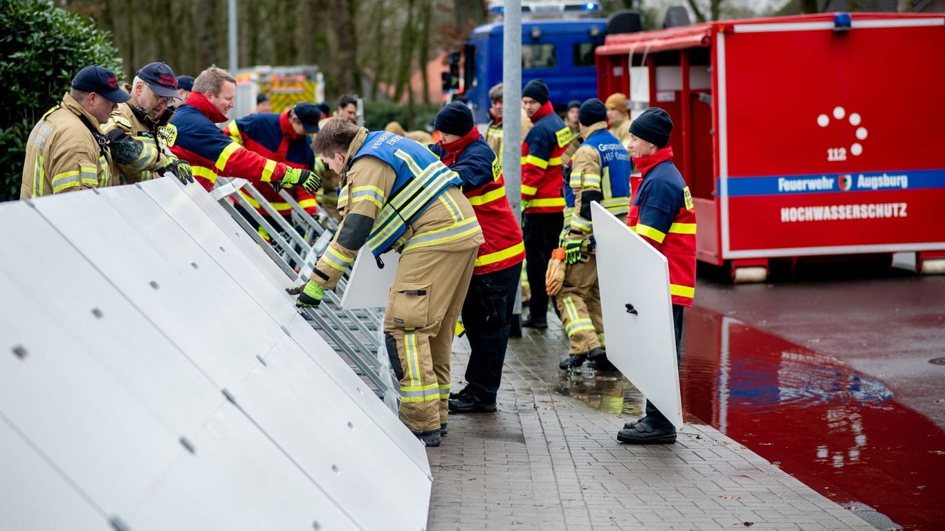 Einsatzkräfte der Feuerwehr stellen einen mobilen Deich im Stadtteil Bümmerstede auf. Zahlreiche Helfer sind in der Stadt Oldenburg und im Landkreis Oldenburg unterwegs, um Deiche zu sichern.