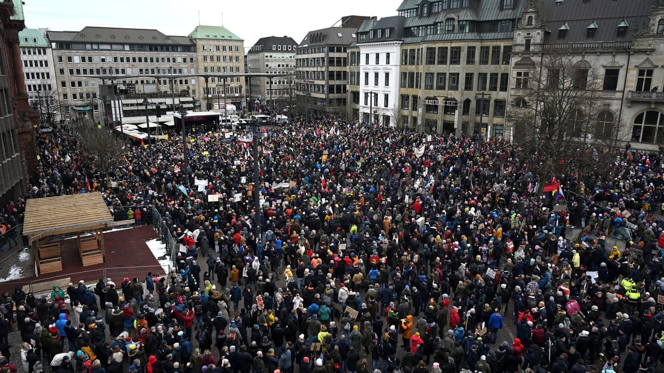 Tausende demonstrieren auf dem Marktplatz in Bremen gegen Rechtsextremismus.