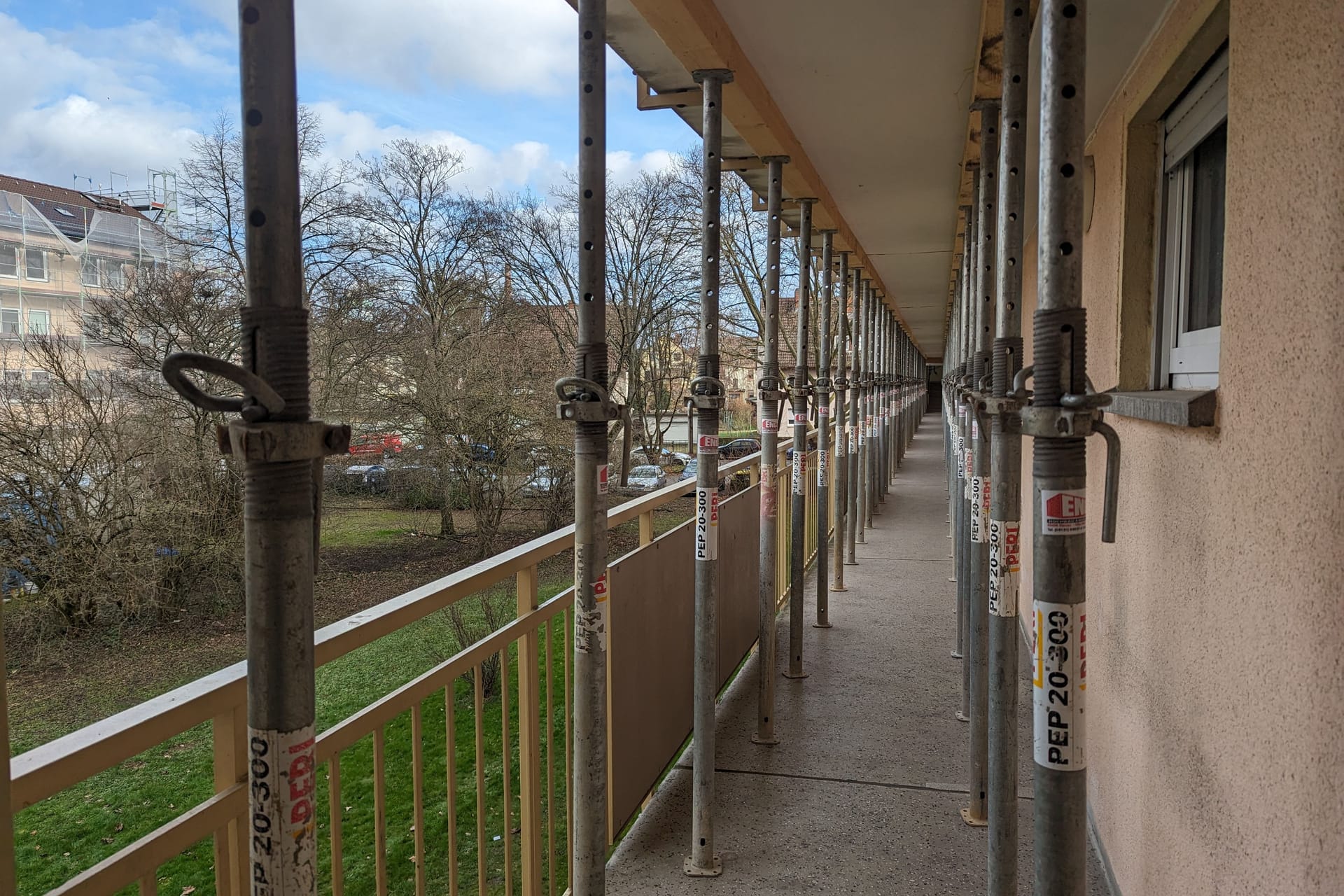 Metallstützen im Laubengang aufgestellt, damit das einsturzgefährdete Haus gesichert ist.