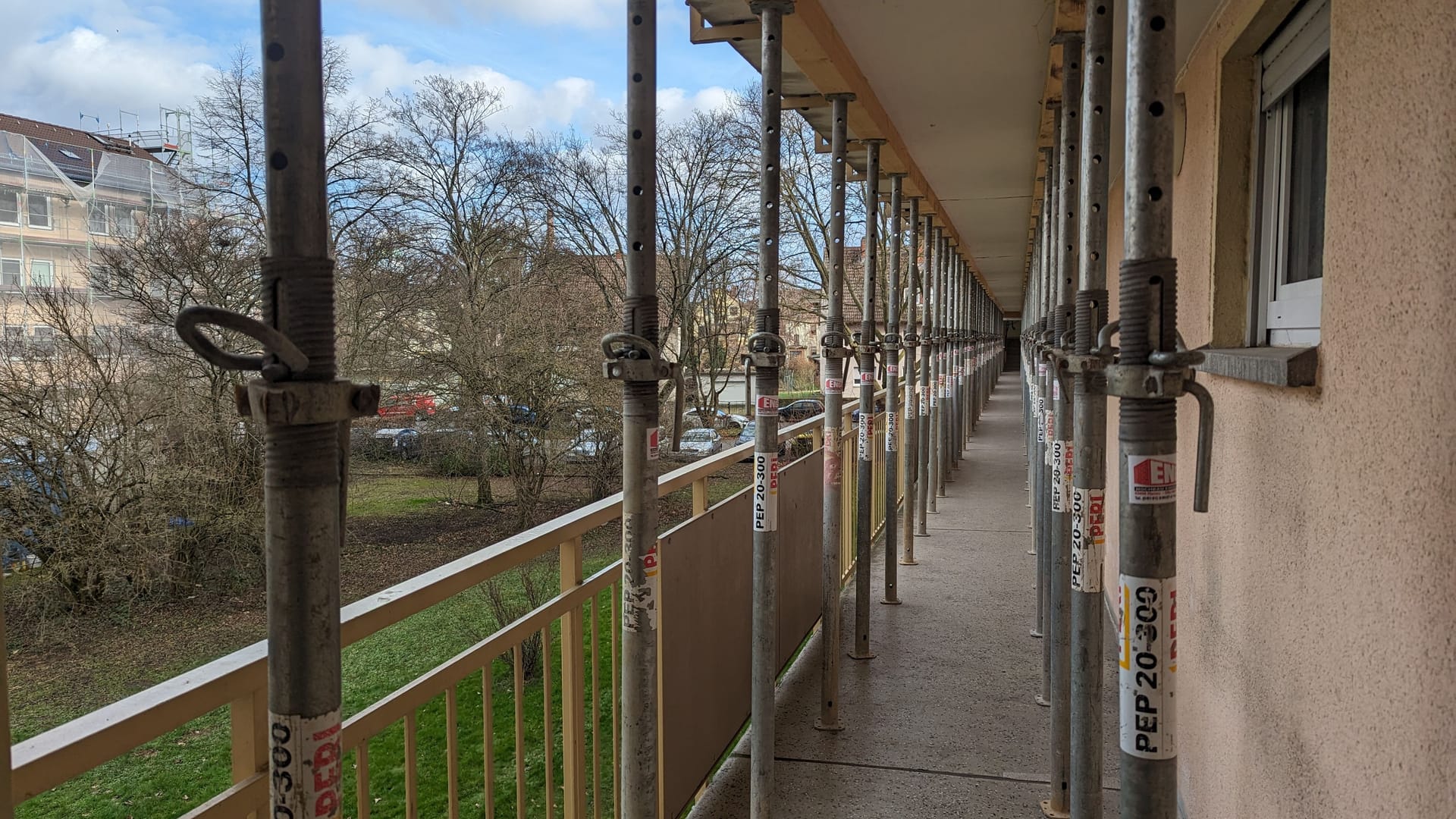 Metallstützen im Laubengang aufgestellt, damit das einsturzgefährdete Haus gesichert ist.