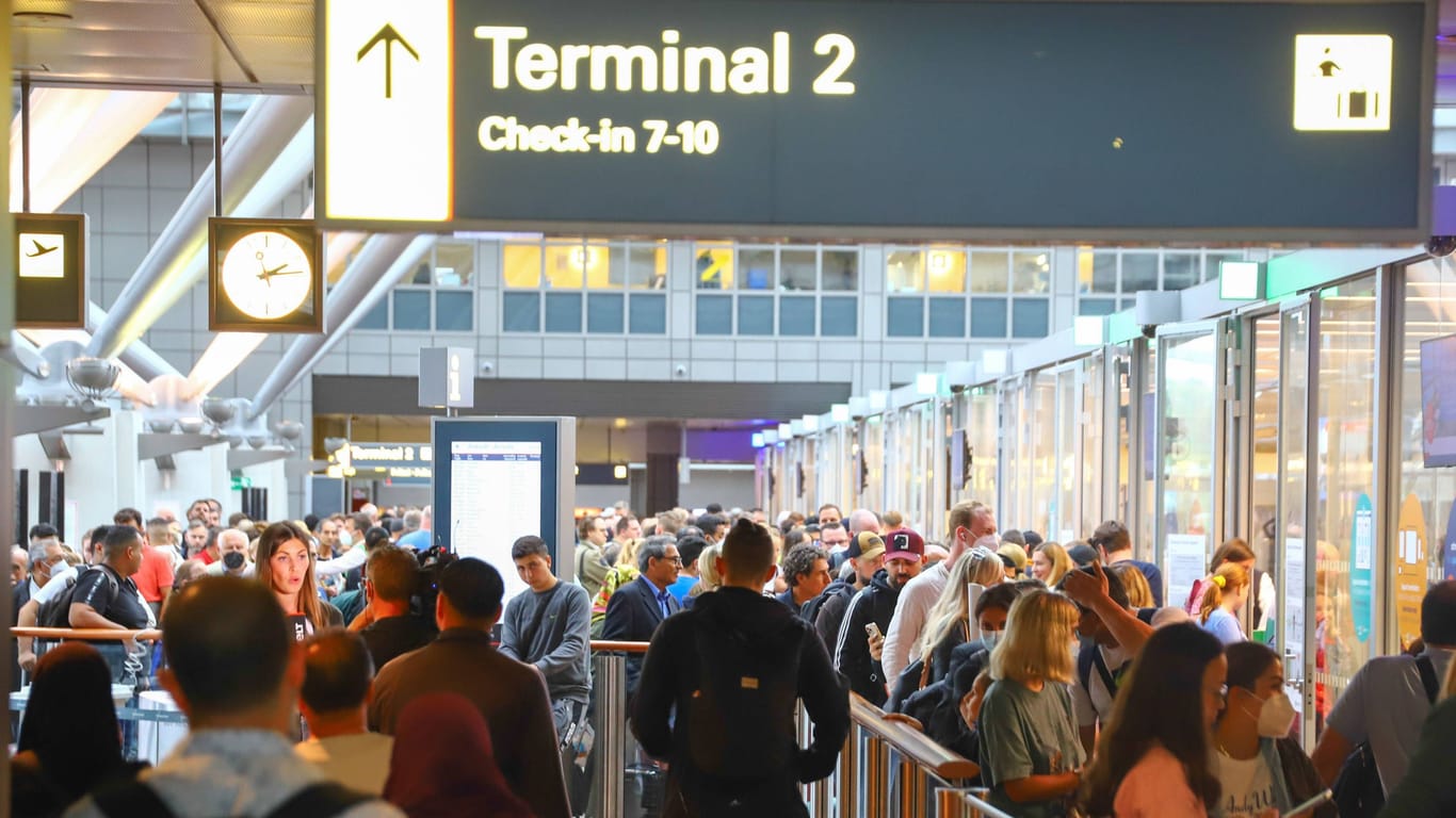 Warteschlange im Hamburger Flughafen (Symbolbild): Nicht nur die Anreise zum Airport wird für Passagiere zum Geduldsspiel.