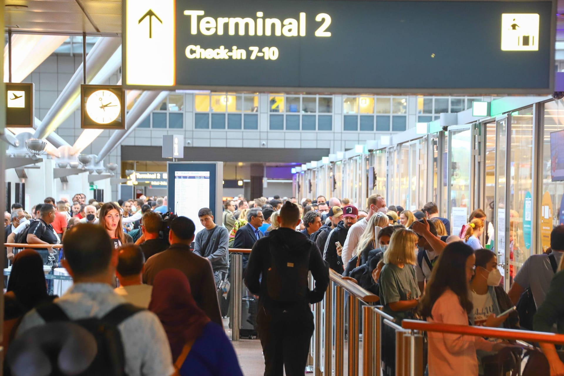 Warteschlange im Hamburger Flughafen (Symbolbild): Nicht nur die Anreise zum Airport wird für Passagiere zum Geduldsspiel.