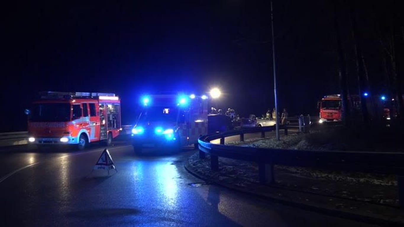 Ein Rettungswagen mit Blaulicht in der Heumadener Straße: In Stuttgart kam eine Seniorin von der Fahrbahn ab.