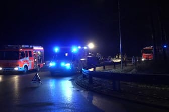 Ein Rettungswagen mit Blaulicht in der Heumadener Straße: In Stuttgart kam eine Seniorin von der Fahrbahn ab.