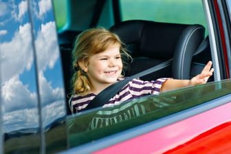 Vor allem riskant für Kinder: Ohne Einklemmschutz an den Autoscheiben sind die Finger in Gefahr.