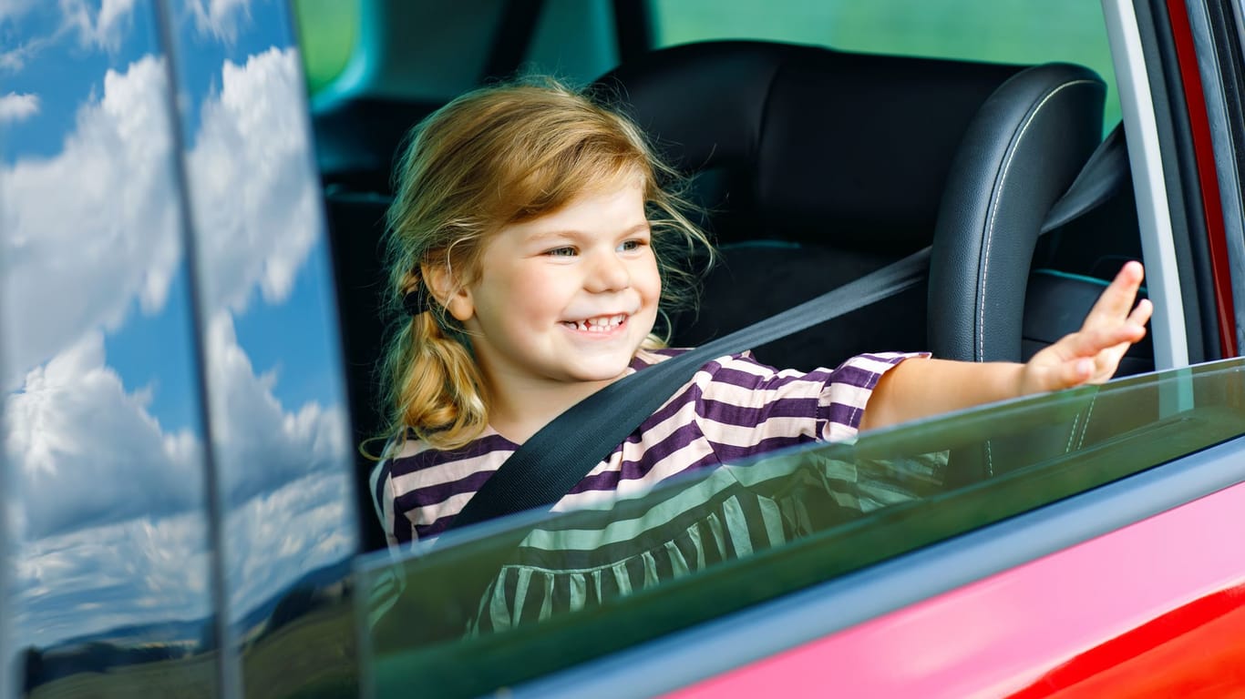 Vor allem riskant für Kinder: Ohne Einklemmschutz an den Autoscheiben sind die Finger in Gefahr.