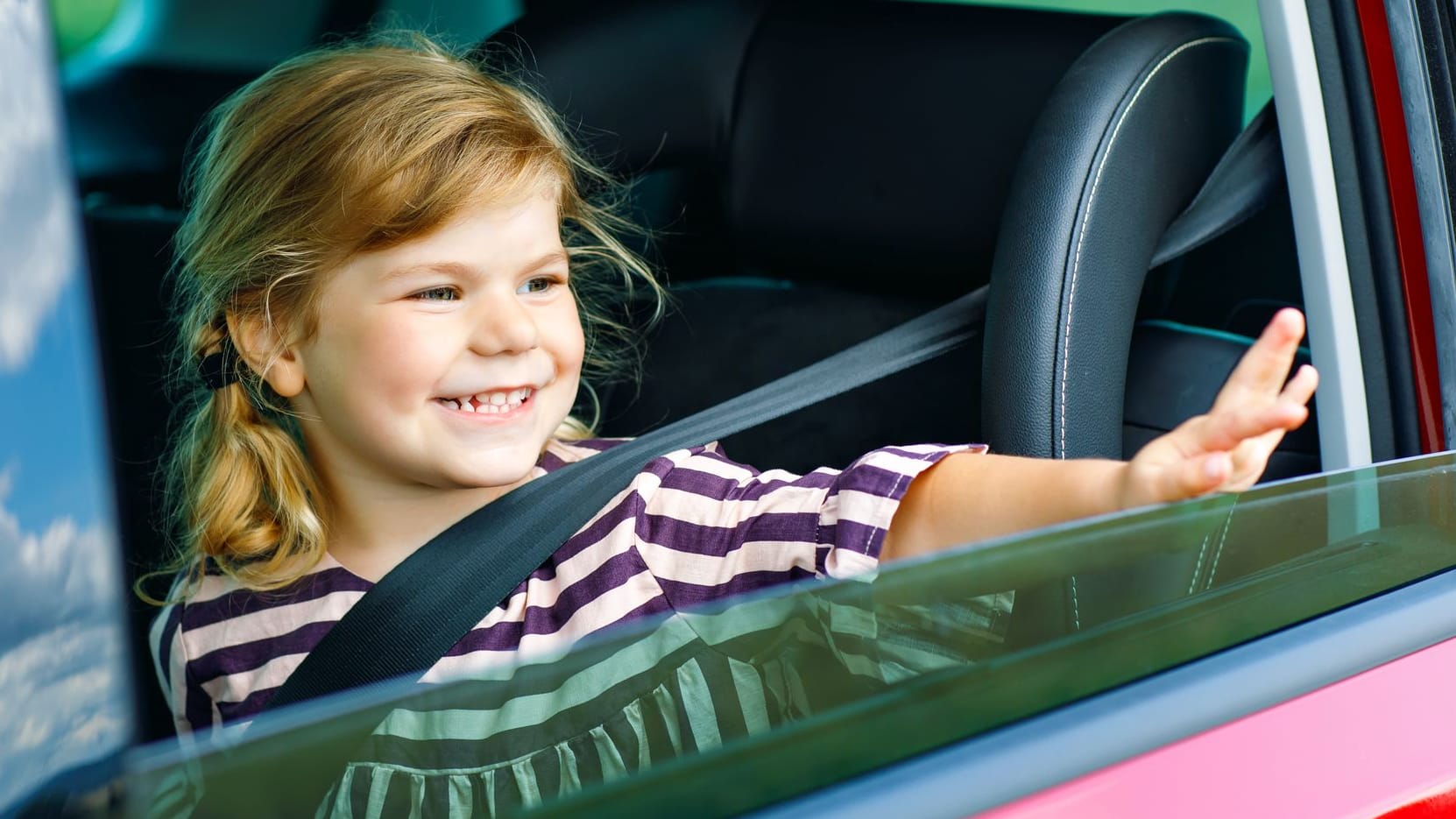 Vor allem riskant für Kinder: Ohne Einklemmschutz an den Autoscheiben sind die Finger in Gefahr.