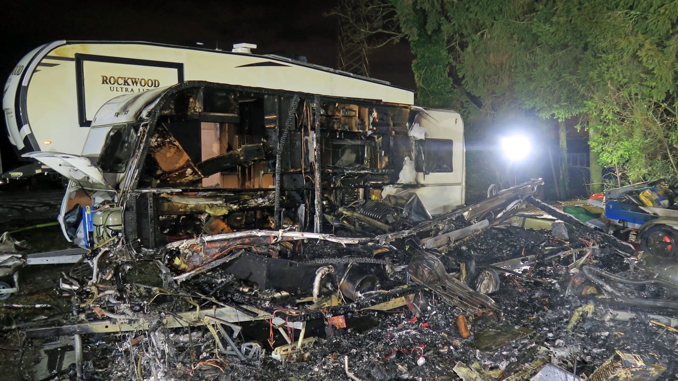 Die Reste eines Eiswagens: Am Sonntag wurden bei einem Brand in Hilden mehrere Wohnwagen sowie Metallcontainer schwer beschädigt.