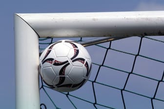 Symbolfoto eines Fußballs, der im Winkel einschlägt.