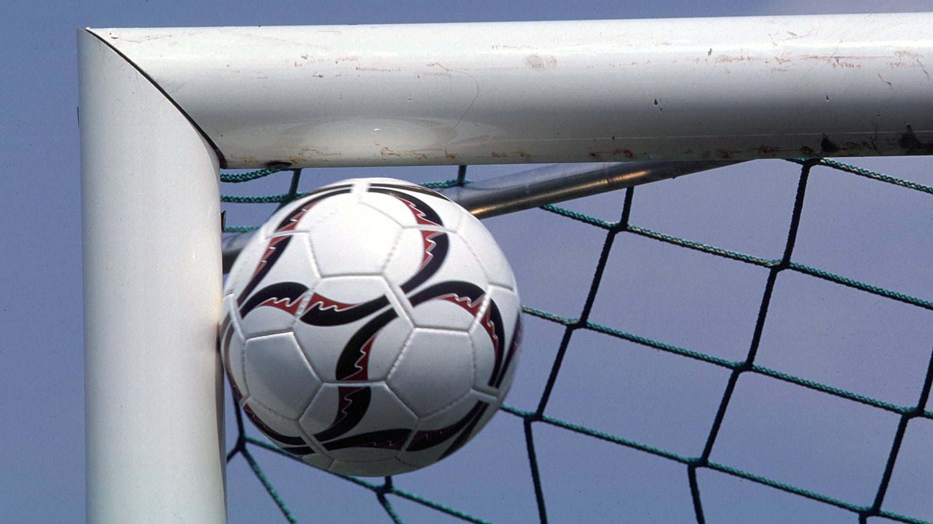 Symbolfoto eines Fußballs, der im Winkel einschlägt.