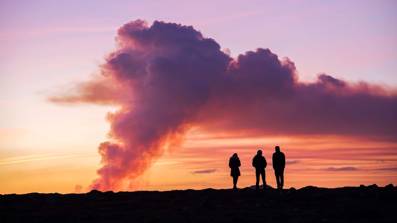Grindavík: Menschen beobachten von Norden aus den Ausbruch des Vulkans.