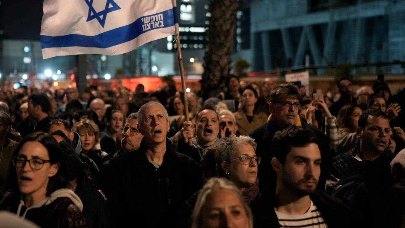 Protestierende in Tel Aviv: Sie fordern den Rücktritt Netanjahus und eine Freilassung der Geiseln.