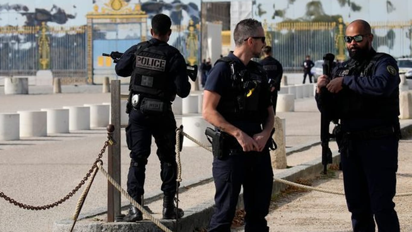 Oktober 2023: Nach einer Bombendrohung bewachen Polizisten den Eingang des Schlosses von Versailles.