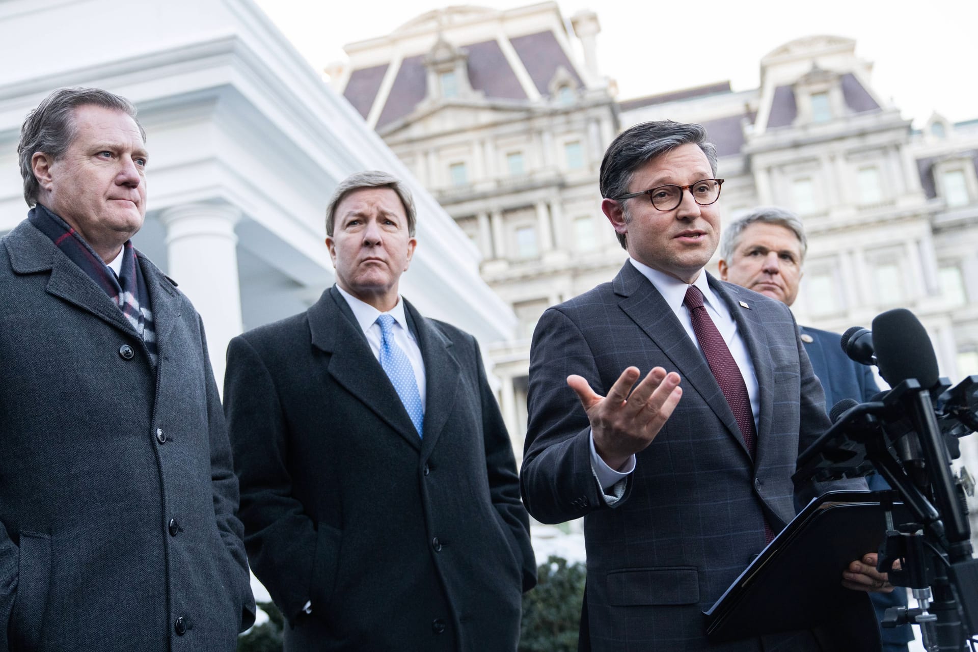 Bleiben hart beim Thema Ukraine: Die republikanische Delegation im Weißen Haus um den Sprecher des Repräsentantenhauses, Mike Johnson (2.v.r.).