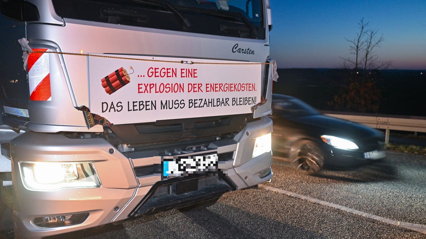 Berlin: Ein Lkw-Fahrer hat ein Plakat mit der Aufschrift "Gegen eine Explosion der Energiekosten. Das Leben muss bezahlbar bleiben!" an seinem Fahrzeug befestigt.