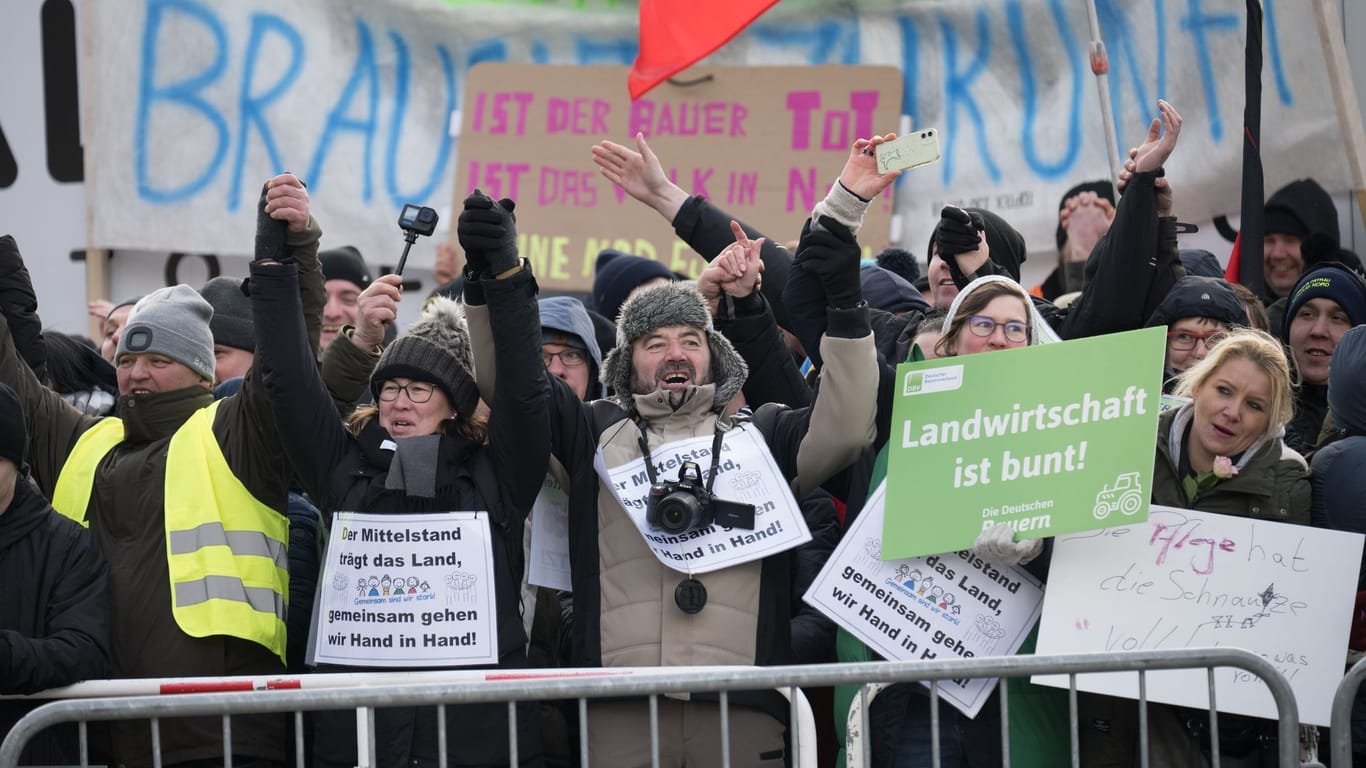 Berlin: Teilnehmer halten sich während einer Protestdemonstration vor dem Brandenburger Tor an den Händen.