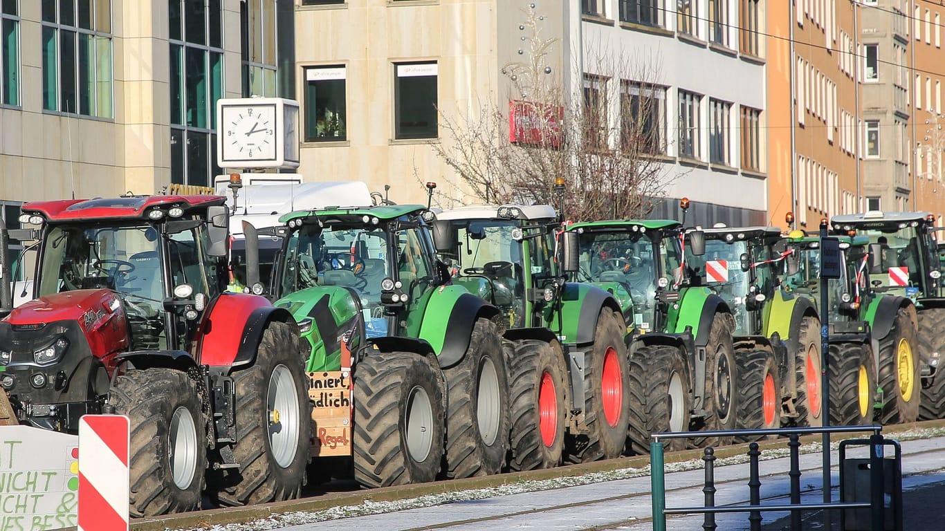 Traktoren auf einer Bauerndemo in Magdeburg Anfang Januar: Rund 2.500 Teilnehmer werden bei einer weiteren Kundgebung am Samstag in der sachsen-anhaltischen Landeshauptstadt erwartet.
