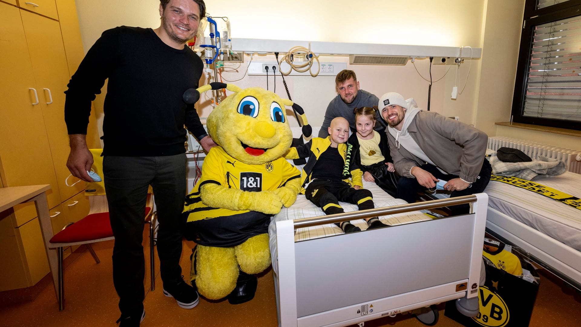 BVB-Trainer Edin Terzić und Maskottchen Emma (Archivbild): Terzić und seine Stars schauten im Klinikum Dortmund vorbei.