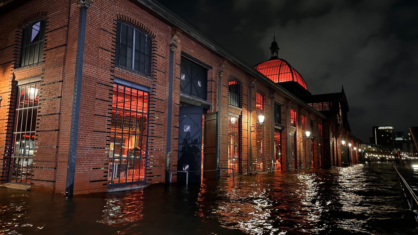 Blick auf die Fischauktionshalle: Das Wasser trat schon am frühen Montagmorgen über die Uferkante.