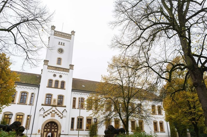 Das Landgericht in Aurich (Archivbild): Der Beamte aus der Polizeiinspektion Leer soll gegen Geld Datenbanken der Polizei durchsucht haben.