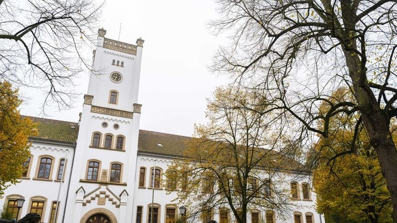 Das Landgericht in Aurich (Archivbild): Der Beamte aus der Polizeiinspektion Leer soll gegen Geld Datenbanken der Polizei durchsucht haben.