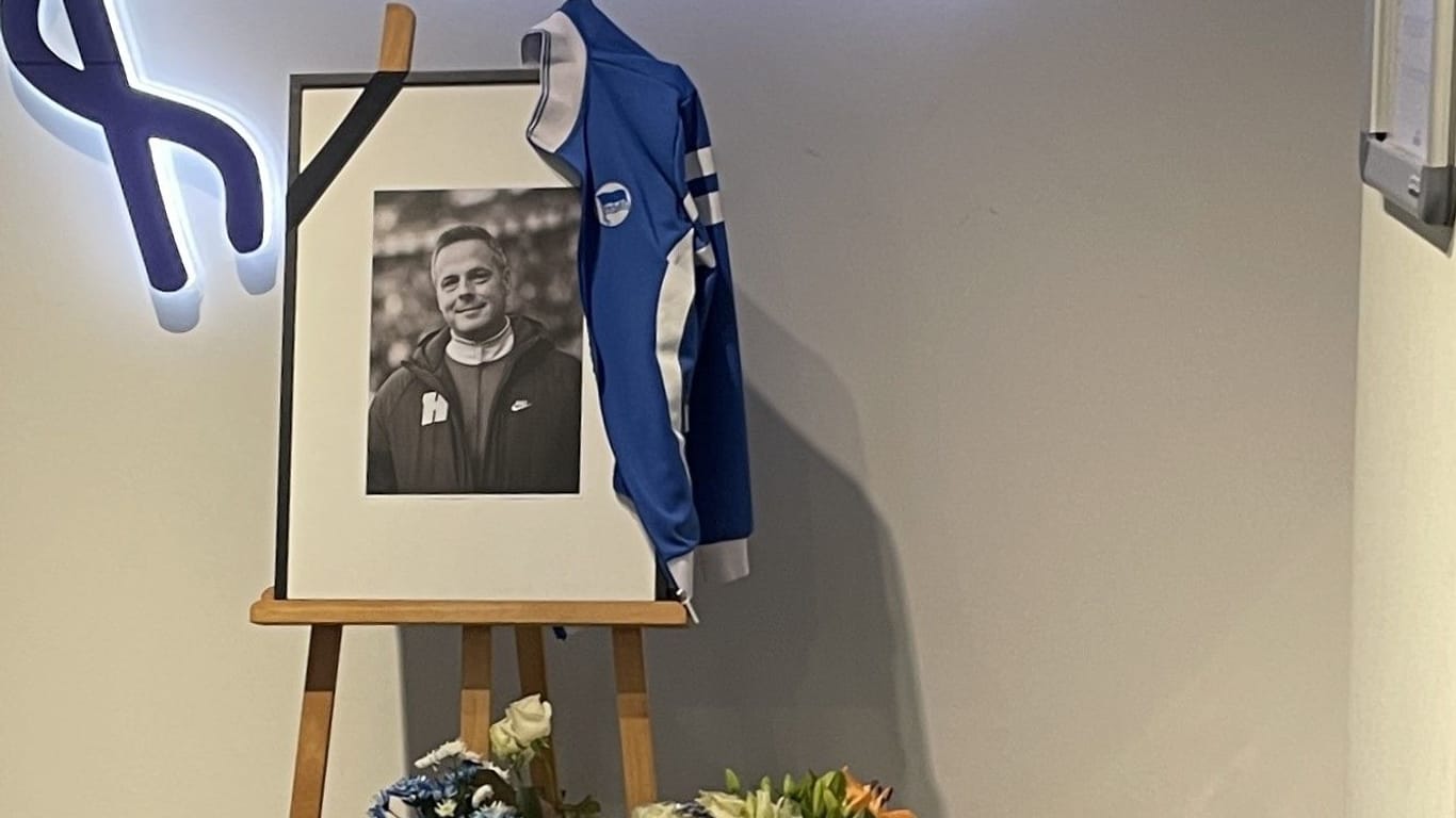 Gedenkstelle für Kay Bernstein im Fanshop bei der Hertha-Geschäftsstelle: Bei öffentlichen Auftritten trug der gestorbene Präsident gerne seine blau-weiße Trainingsjacke.