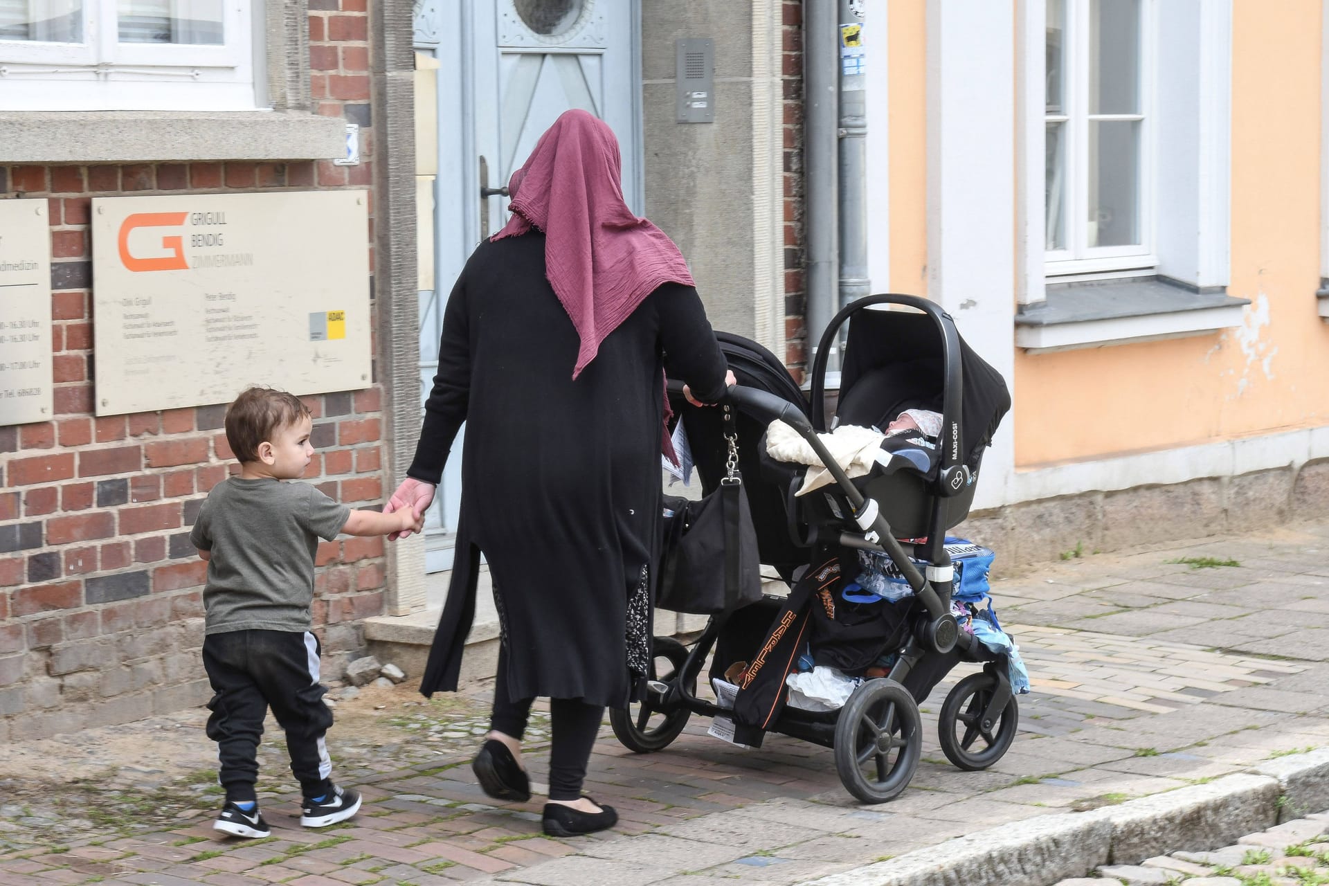 Mutter mit Kindern bei einem Spaziergang (Symbolfoto): In Dortmund ist eine Kita für muslimische Kinder geplant.