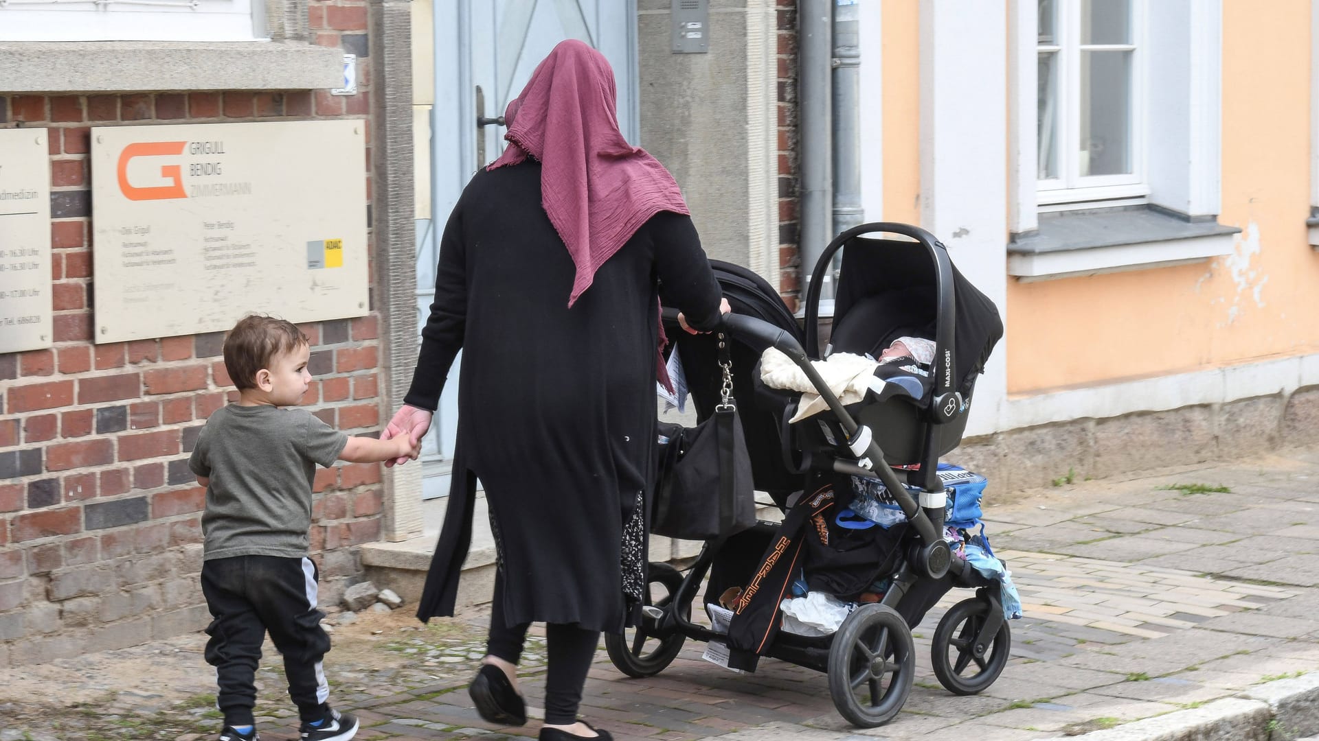 Mutter mit Kindern bei einem Spaziergang (Symbolfoto): In Dortmund ist eine Kita für muslimische Kinder geplant. Mutter mit Kindern bei einem Spaziergang (Symbolfoto): In Dortmund ist eine Kita für muslimische Kinder geplant.