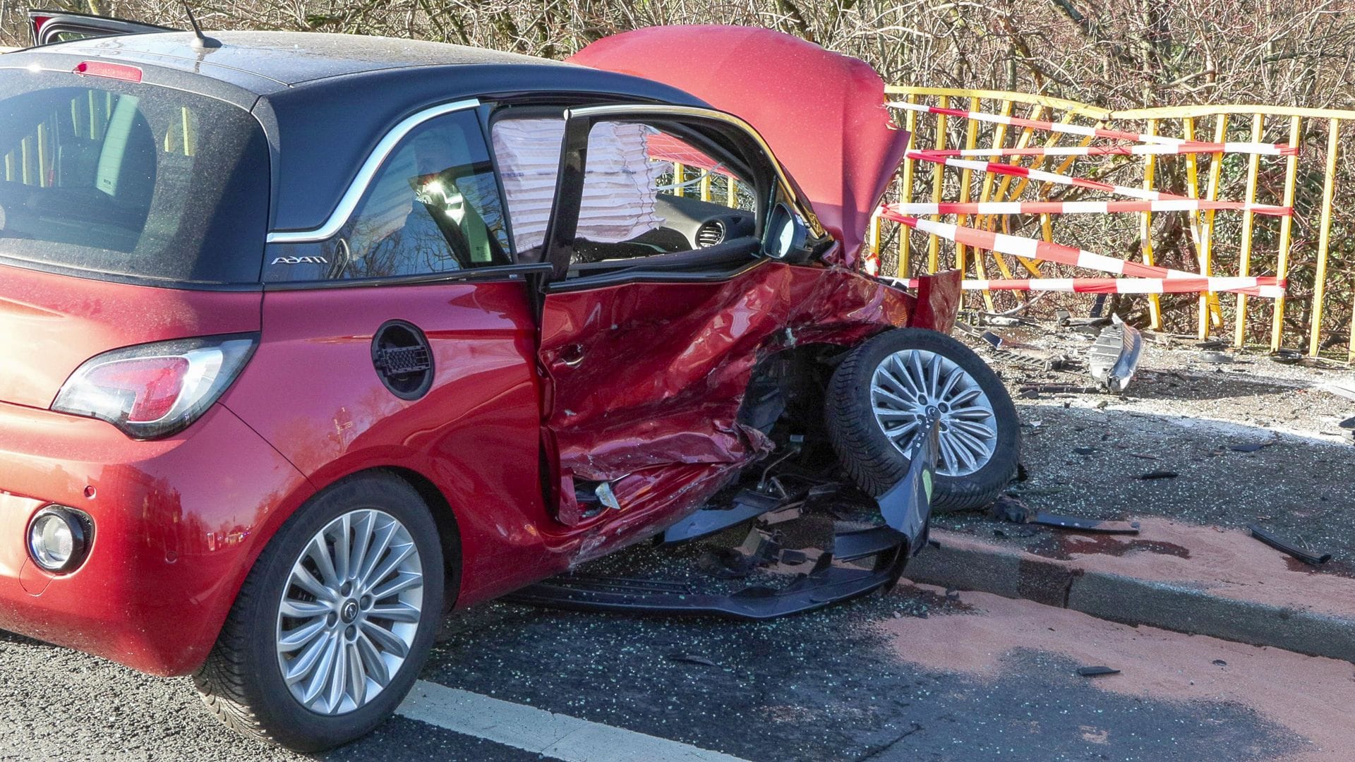 Düsseldorf: Tragischer Unfall: Kollision zwischen Tesla und Opel Düsseldorf: Tragischer Unfall: Kollision zwischen Tesla und Opel