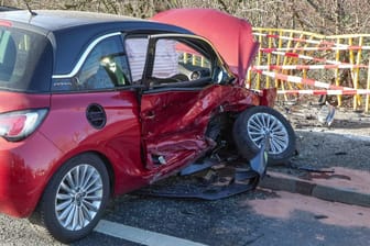 Düsseldorf: Tragischer Unfall: Kollision zwischen Tesla und Opel