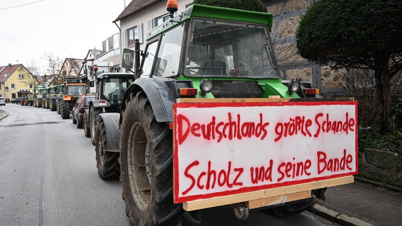 Kritik an der Ampel bei einem Bauernprotest in der Nähe von Tübingen: Die Bundesregierung wird von den Bauern als Hauptgegner markiert.
