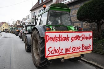 Kritik an der Ampel bei einem Bauernprotest in der Nähe von Tübingen: Die Bundesregierung wird von den Bauern als Hauptgegner markiert.