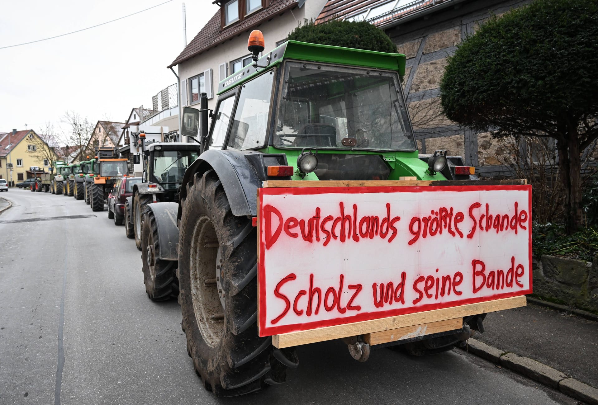 Kritik an der Ampel bei einem Bauernprotest in der Nähe von Tübingen: Die Bundesregierung wird von den Bauern als Hauptgegner markiert. Kritik an der Ampel bei einem Bauernprotest in der Nähe von Tübingen: Die Bundesregierung wird von den Bauern als Hauptgegner markiert.