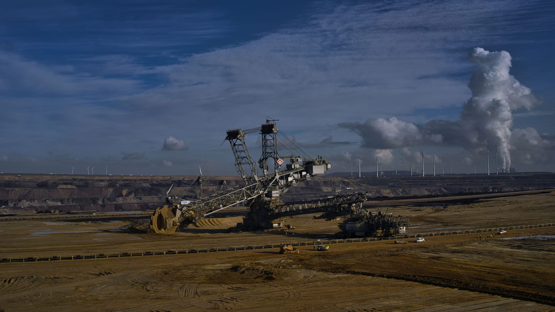 Ein Kohlebagger der Firma RWE (Archivbild): Die Grube ist immer wieder Ziel von Aktionen der Gruppe Ende Gelände, die Letzte Generation hat angekündigt, RWE in Zukunft auf öfter ins Visier zu nehmen.