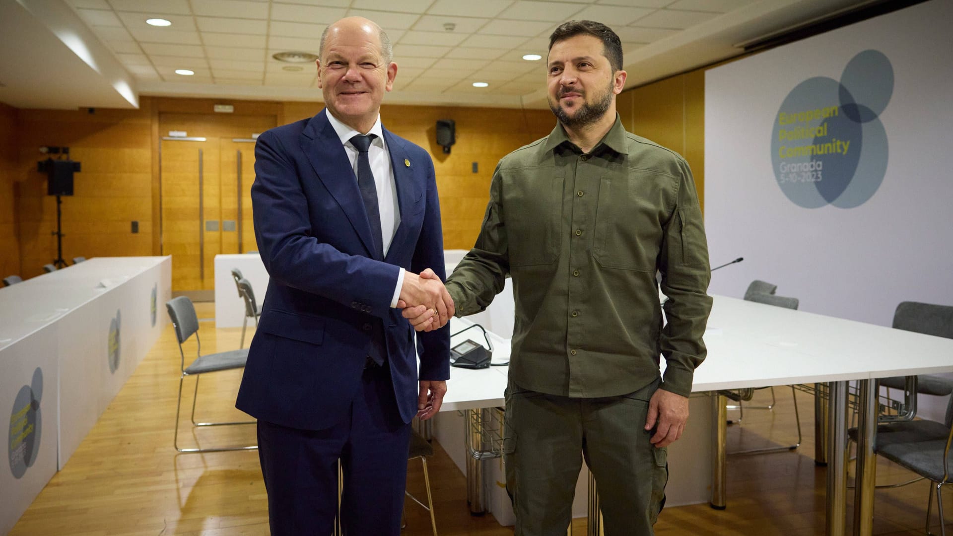 Oktober 2023: Präsident Wolodymyr Selenskyj (r.) und Kanzler Olaf Scholz auf dem Europa-Gipfel in Granada.