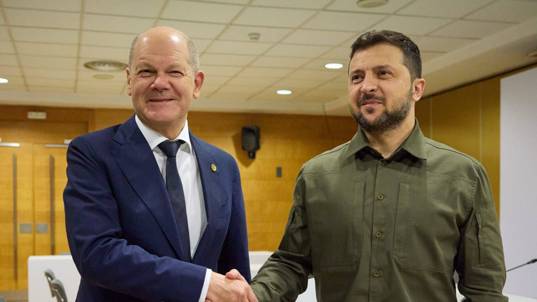 Oktober 2023: Präsident Wolodymyr Selenskyj (r.) und Kanzler Olaf Scholz auf dem Europa-Gipfel in Granada.