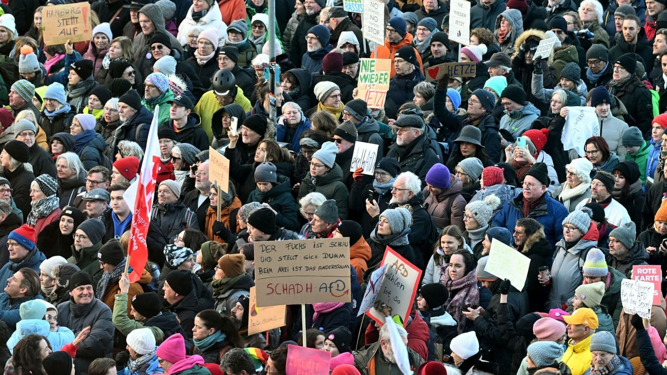 Tausende demonstrieren in Hamburg gegen rechts.
