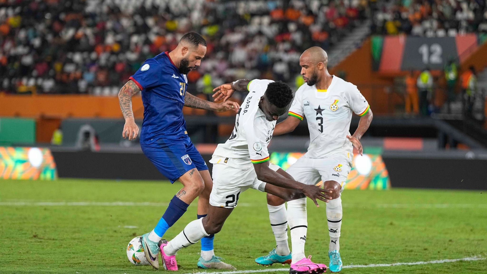 Sicherheitskräfte stoppen Ghana-Fan und schützen Trainer