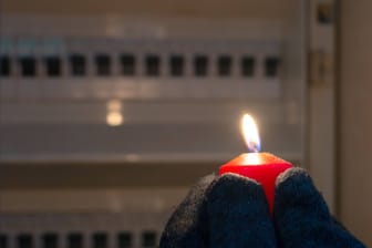 Kerze vor einem Sicherungskasten (Symbolfoto): In Offenbach ist am frühen Dienstagmorgen der Strom ausgefallen.