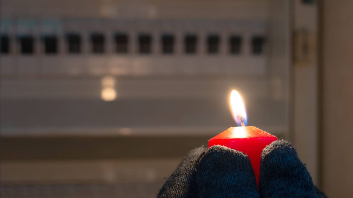 Kerze vor einem Sicherungskasten (Symbolfoto): In Offenbach ist am frühen Dienstagmorgen der Strom ausgefallen.