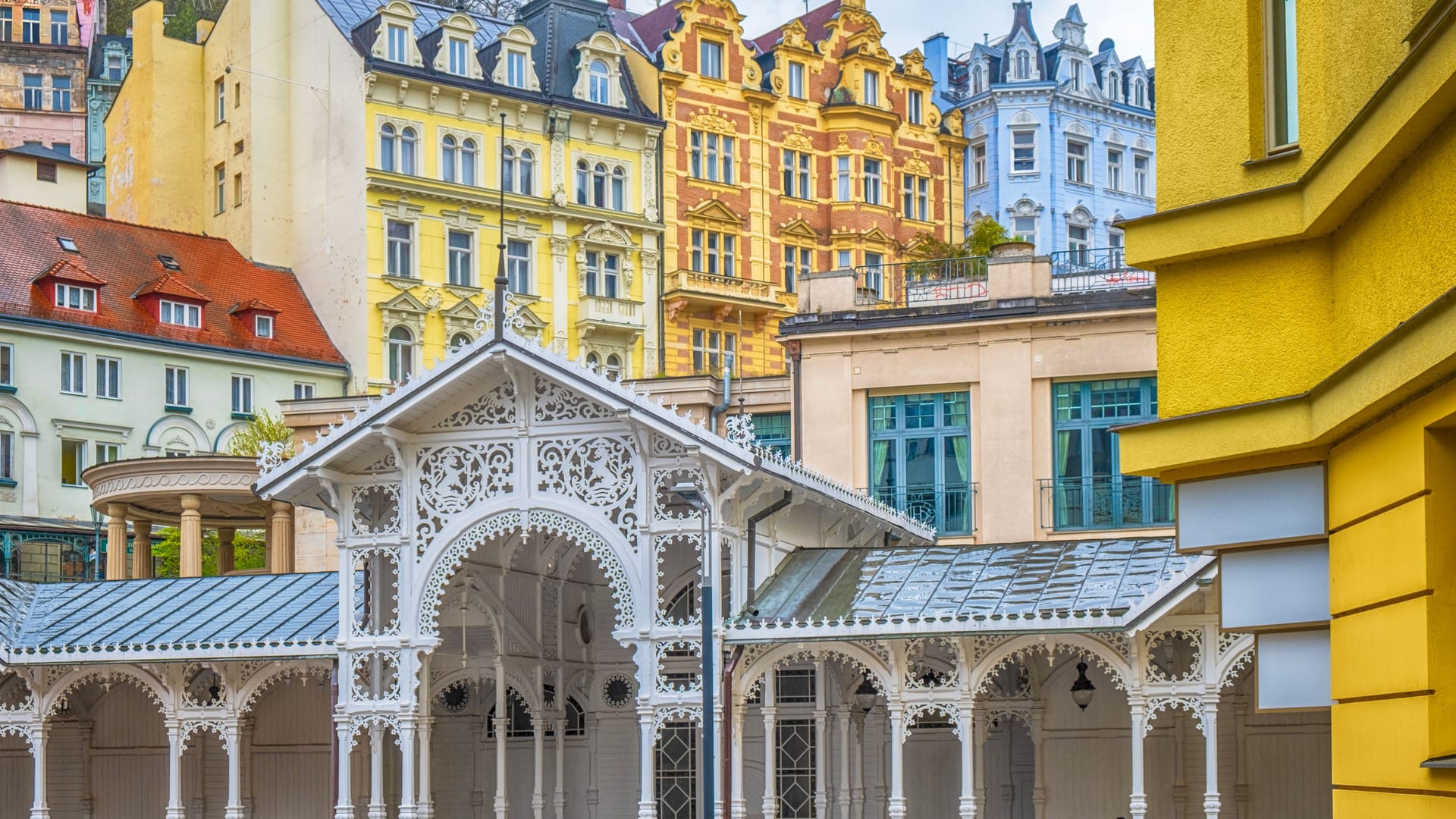 Die Altstadt von Karlsberg: Hier reihen sich historische und farbenfrohe Gebäude aneinander.