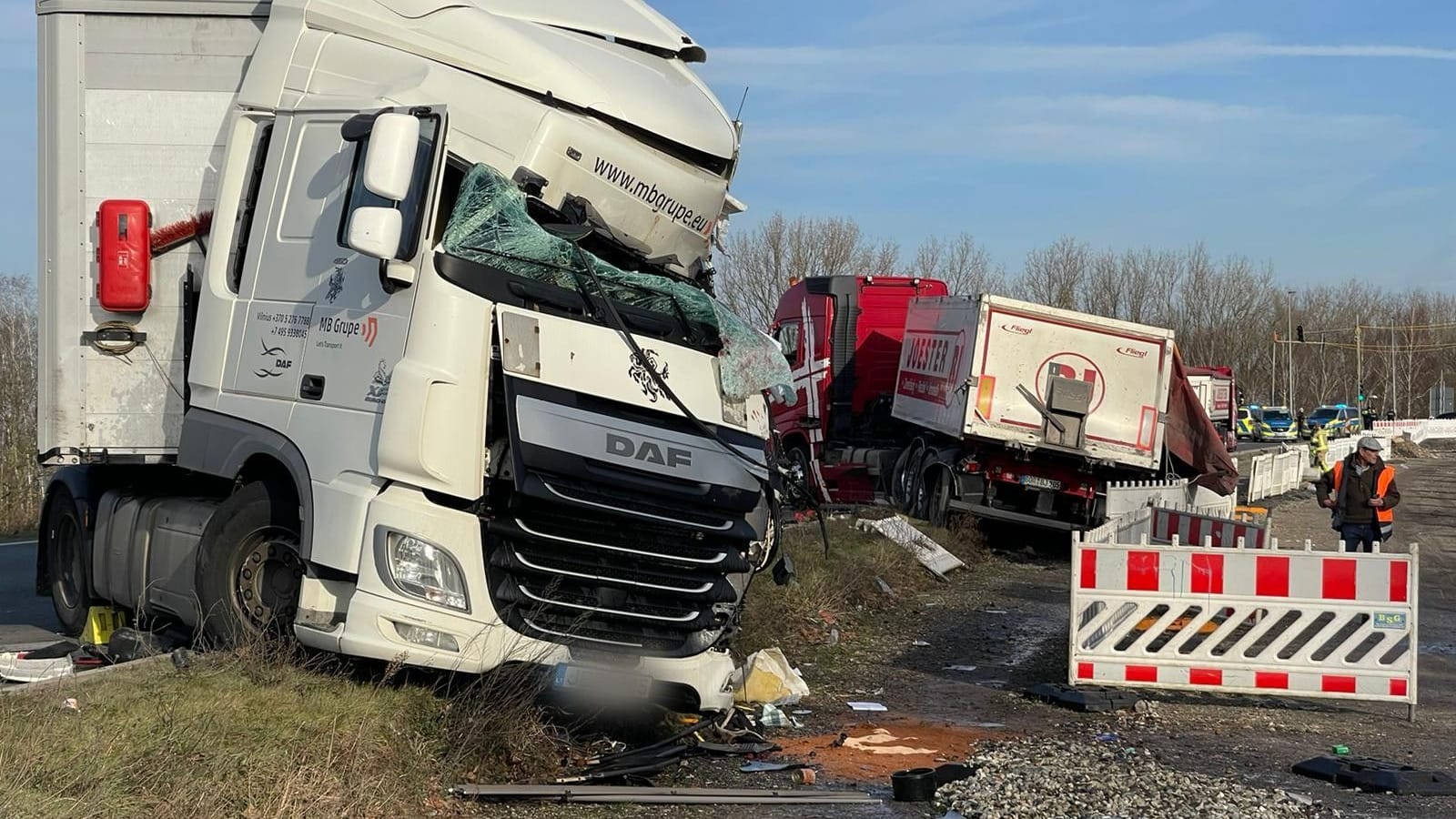 Ein Lkw kam auf der Dortmunder Straße nach einem schweren Unfall neben der Fahrbahn zum Stehen.