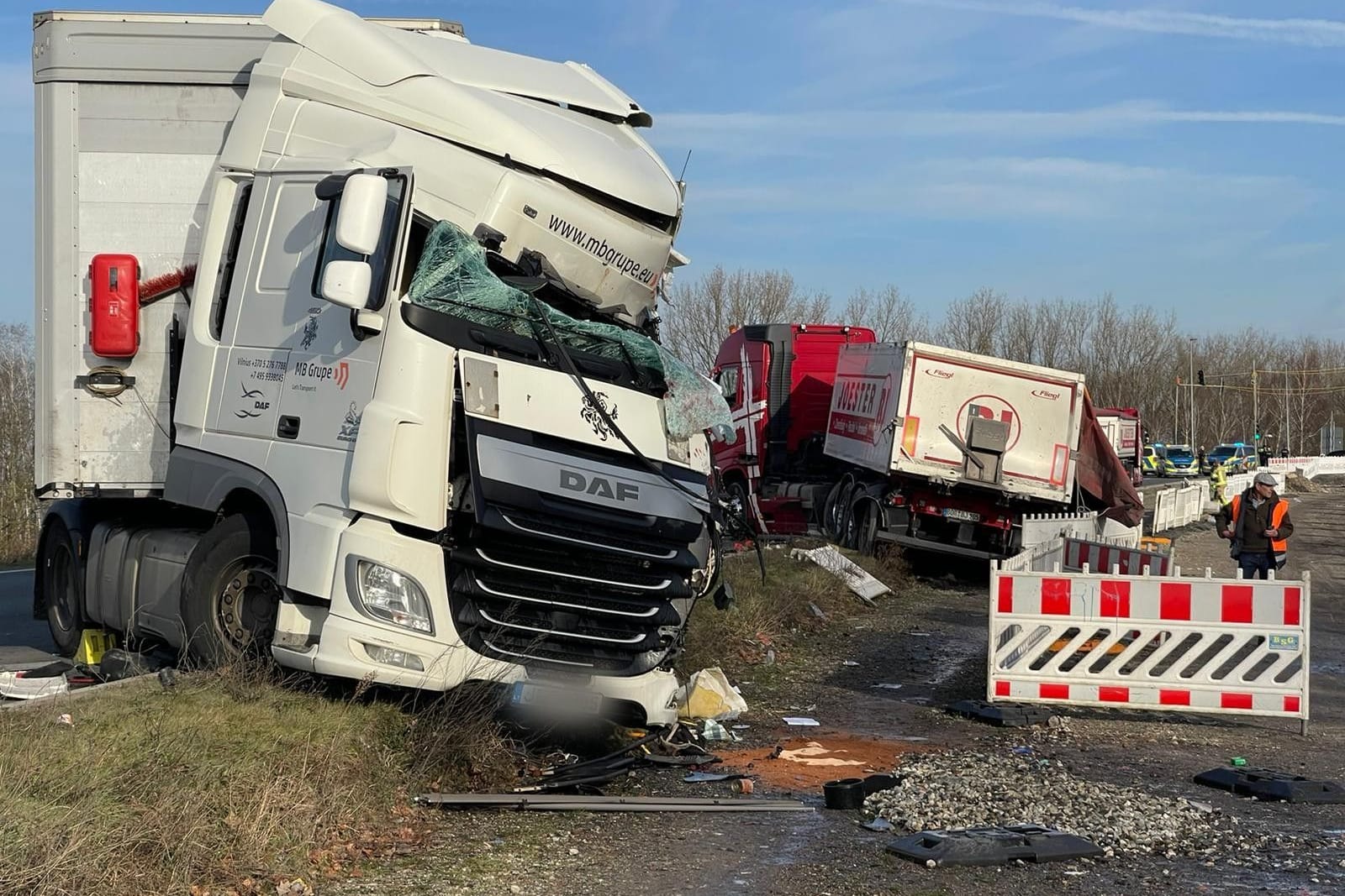 Ein Lkw kam auf der Dortmunder Straße nach einem schweren Unfall neben der Fahrbahn zum Stehen.